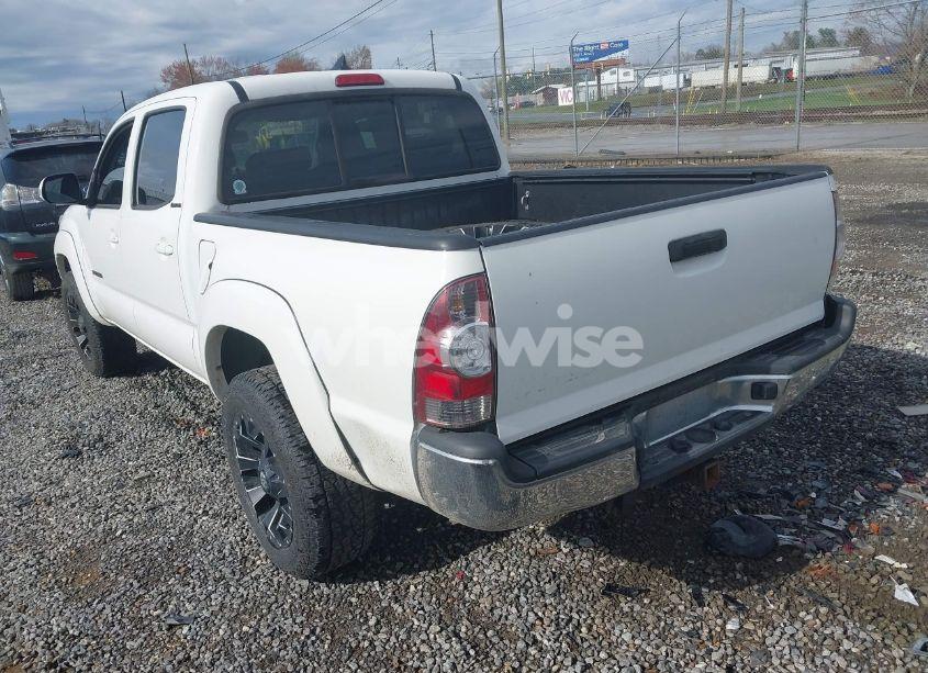 Photo 3 of 2015 Toyota Tacoma BASE V6 (VIN 3TMLU4EN5FM188601)