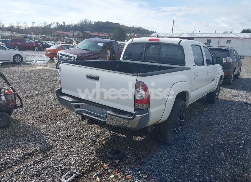 Photo 4 of 2015 Toyota Tacoma BASE V6 (VIN 3TMLU4EN5FM188601)