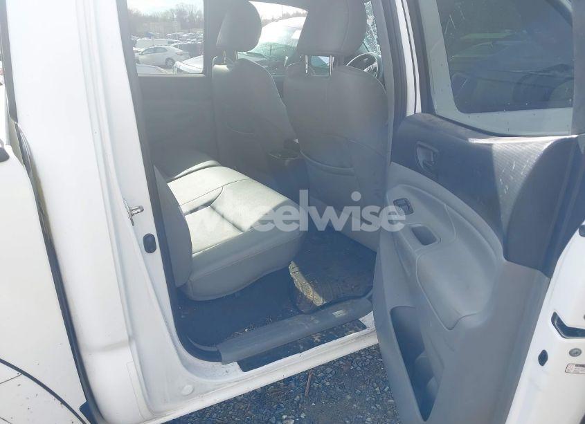 Photo 8 of 2015 Toyota Tacoma BASE V6 (VIN 3TMLU4EN5FM188601)