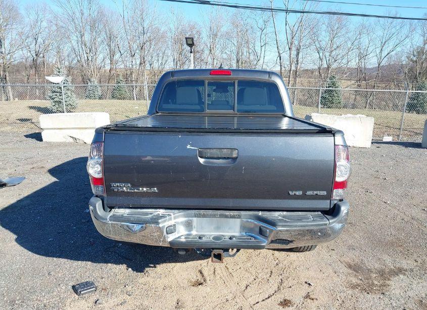 Photo 13 of 2015 Toyota Tacoma BASE V6 (VIN 3TMLU4EN5FM199937)
