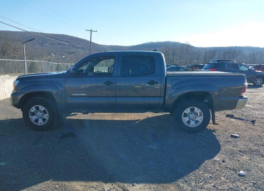 Photo 14 of 2015 Toyota Tacoma BASE V6 (VIN 3TMLU4EN5FM199937)