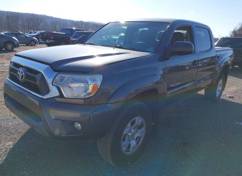Photo 2 of 2015 Toyota Tacoma BASE V6 (VIN 3TMLU4EN5FM199937)