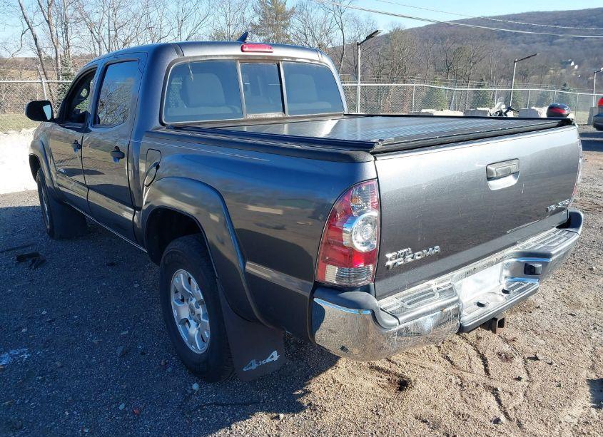 Photo 3 of 2015 Toyota Tacoma BASE V6 (VIN 3TMLU4EN5FM199937)