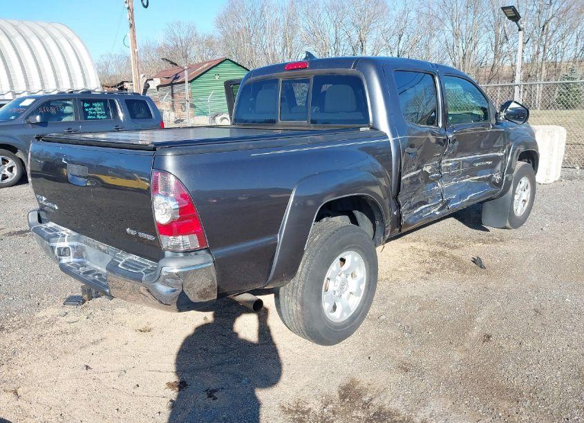 Photo 4 of 2015 Toyota Tacoma BASE V6 (VIN 3TMLU4EN5FM199937)