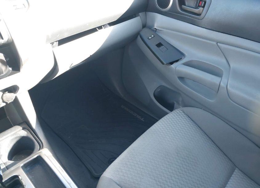 Photo 5 of 2015 Toyota Tacoma BASE V6 (VIN 3TMLU4EN5FM199937)
