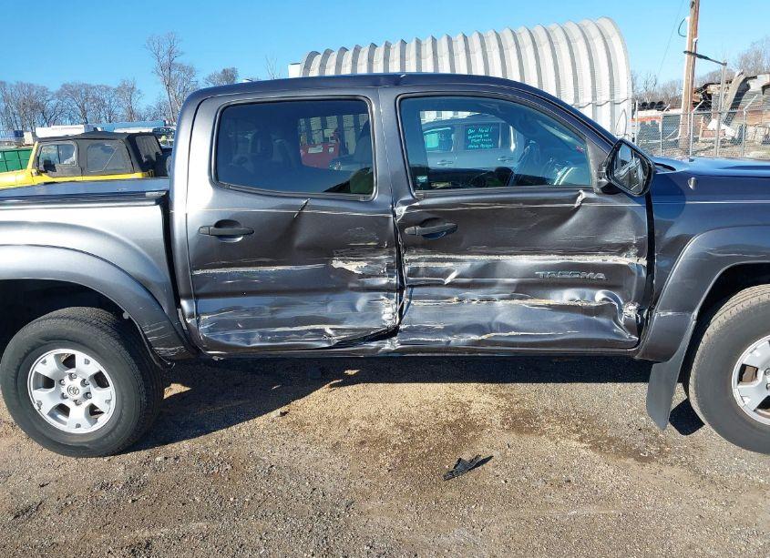 Photo 6 of 2015 Toyota Tacoma BASE V6 (VIN 3TMLU4EN5FM199937)