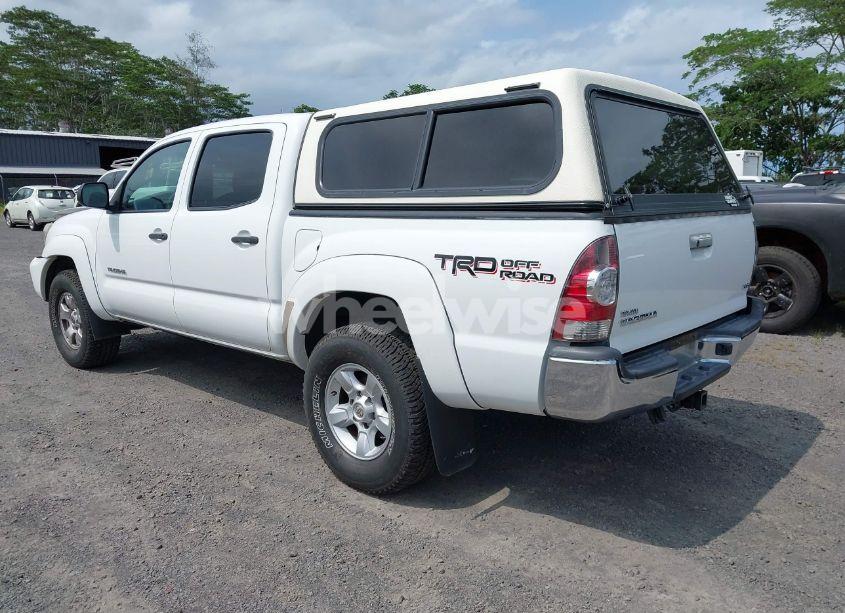 Photo 3 of 2015 Toyota Tacoma BASE V6/TRD PRO (VIN 3TMLU4EN6FM185335)