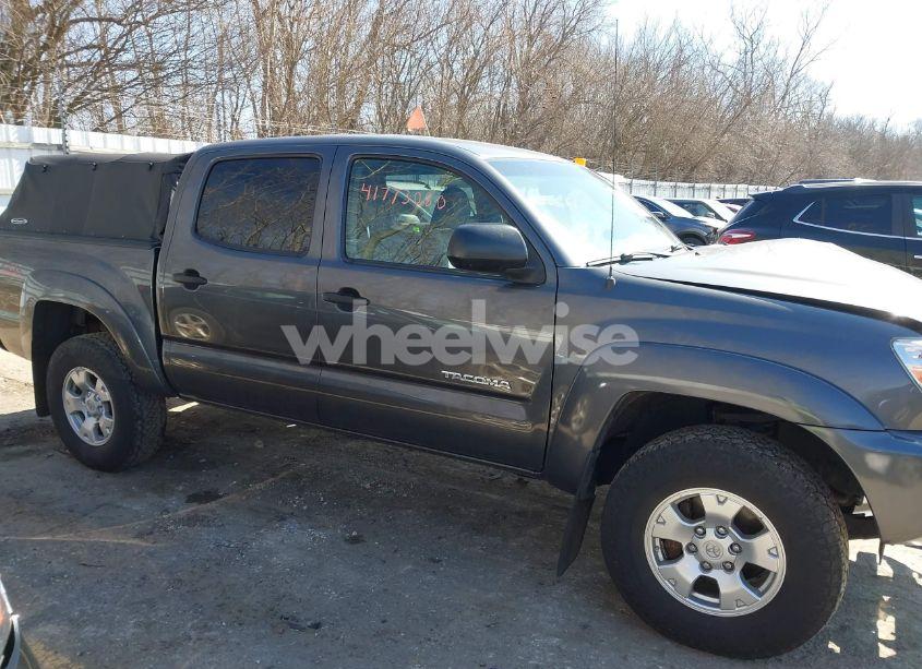 Photo 13 of 2015 Toyota Tacoma BASE V6 (VIN 3TMLU4EN6FM194780)