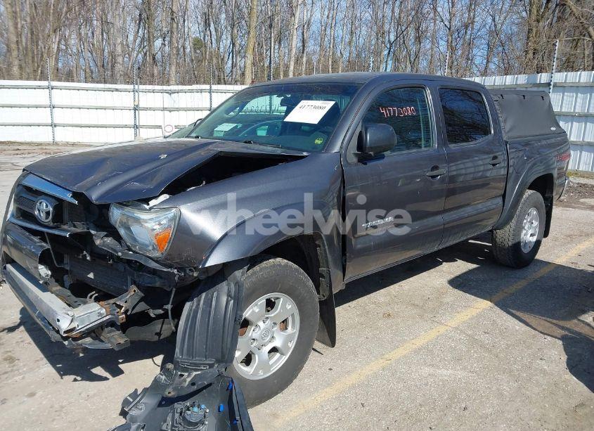 Photo 2 of 2015 Toyota Tacoma BASE V6 (VIN 3TMLU4EN6FM194780)