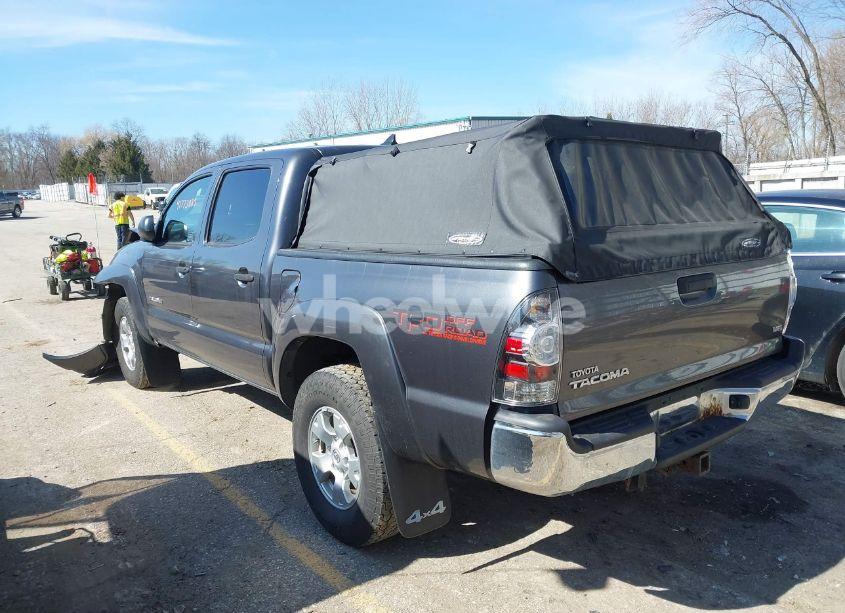 Photo 3 of 2015 Toyota Tacoma BASE V6 (VIN 3TMLU4EN6FM194780)
