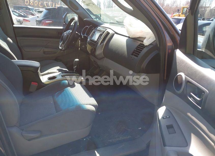 Photo 5 of 2015 Toyota Tacoma BASE V6 (VIN 3TMLU4EN6FM194780)