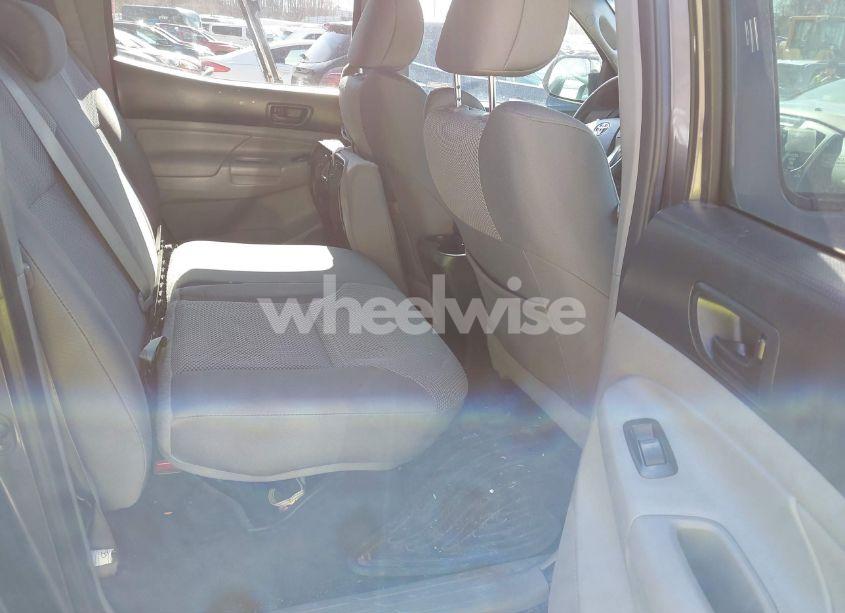 Photo 8 of 2015 Toyota Tacoma BASE V6 (VIN 3TMLU4EN6FM194780)