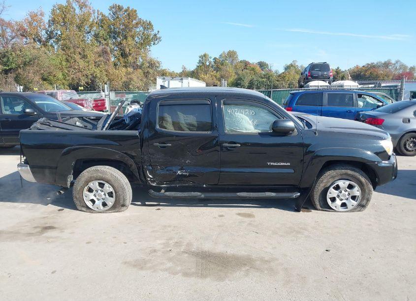 Photo 13 of 2015 Toyota Tacoma BASE V6 (VIN 3TMLU4EN7FM196490)