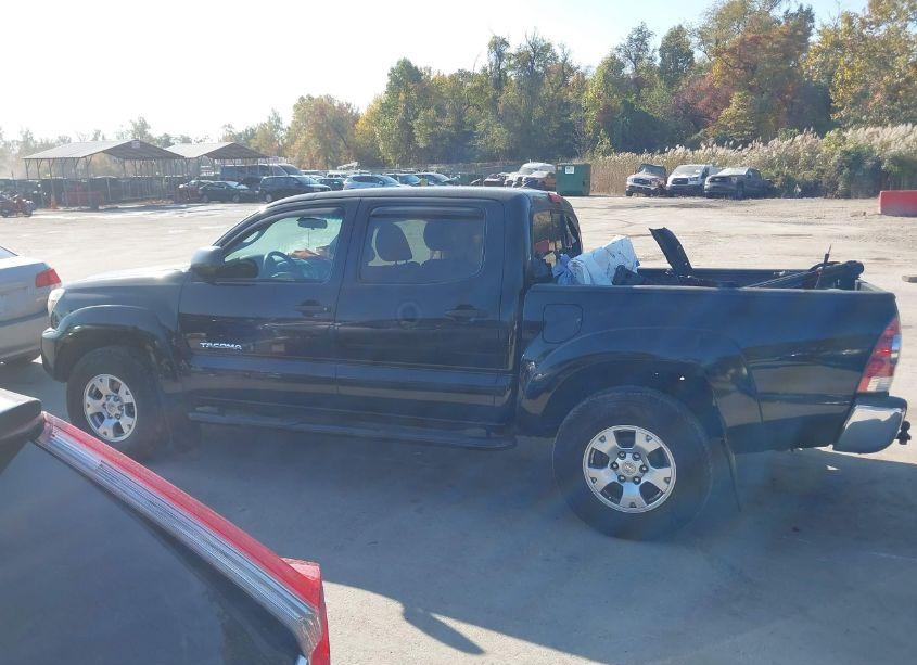 Photo 14 of 2015 Toyota Tacoma BASE V6 (VIN 3TMLU4EN7FM196490)