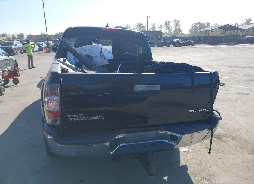 Photo 16 of 2015 Toyota Tacoma BASE V6 (VIN 3TMLU4EN7FM196490)