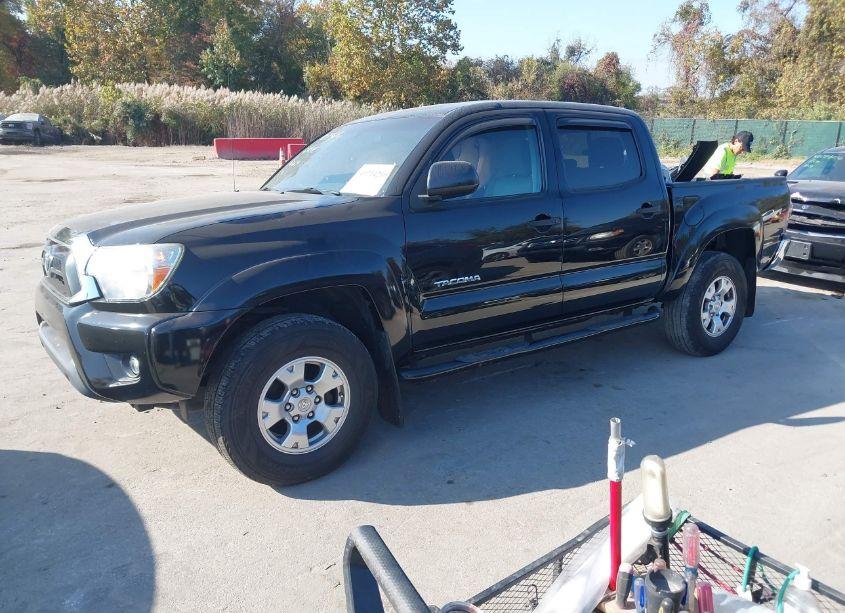 Photo 2 of 2015 Toyota Tacoma BASE V6 (VIN 3TMLU4EN7FM196490)