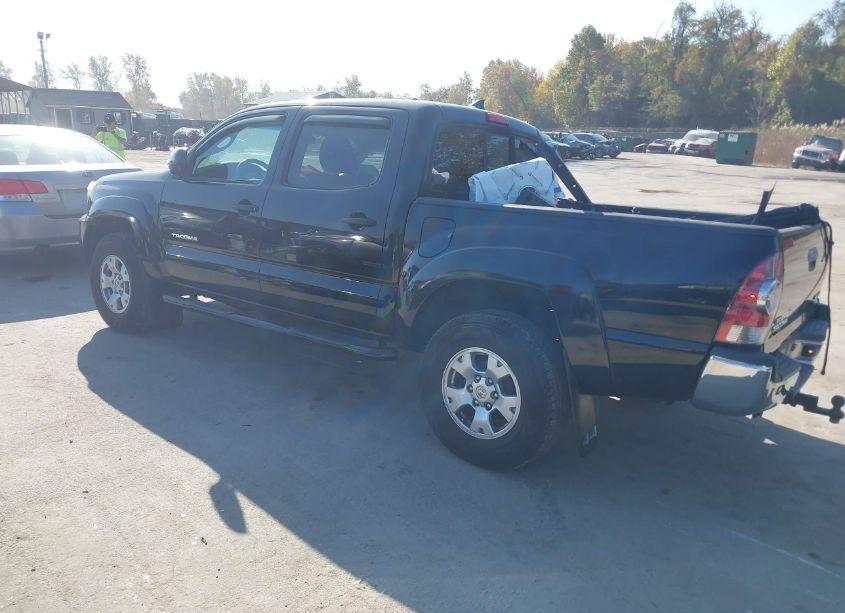 Photo 3 of 2015 Toyota Tacoma BASE V6 (VIN 3TMLU4EN7FM196490)