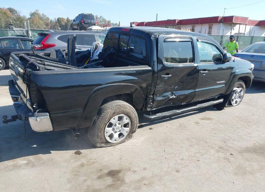 Photo 4 of 2015 Toyota Tacoma BASE V6 (VIN 3TMLU4EN7FM196490)