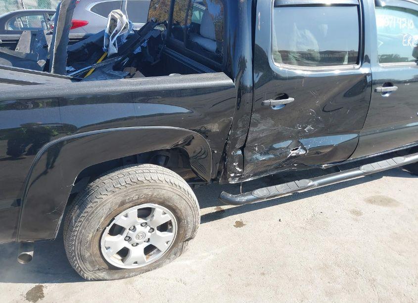 Photo 6 of 2015 Toyota Tacoma BASE V6 (VIN 3TMLU4EN7FM196490)