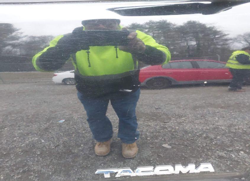 Photo 18 of 2011 Toyota Tacoma DOUBLE CAB (VIN 3TMLU4EN8BM076319)