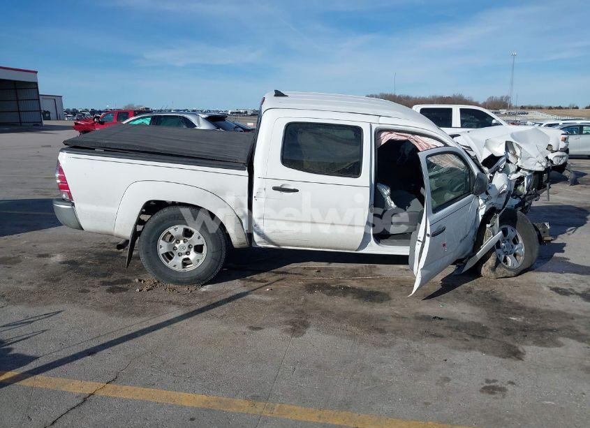 Photo 13 of 2015 Toyota Tacoma BASE V6 (VIN 3TMLU4EN8FM184297)