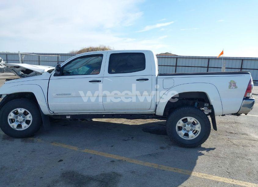 Photo 14 of 2015 Toyota Tacoma BASE V6 (VIN 3TMLU4EN8FM184297)