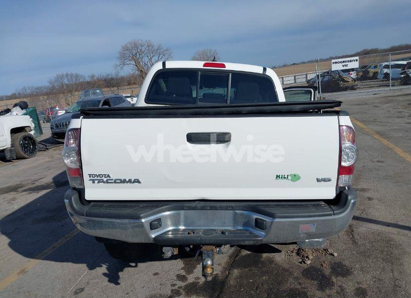 Photo 16 of 2015 Toyota Tacoma BASE V6 (VIN 3TMLU4EN8FM184297)