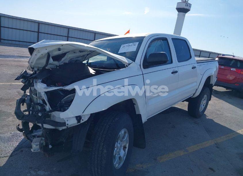Photo 2 of 2015 Toyota Tacoma BASE V6 (VIN 3TMLU4EN8FM184297)
