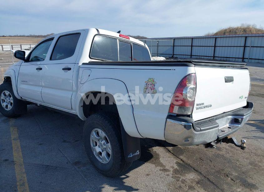 Photo 3 of 2015 Toyota Tacoma BASE V6 (VIN 3TMLU4EN8FM184297)