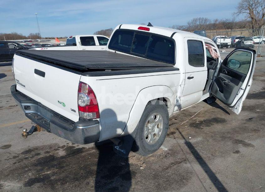 Photo 4 of 2015 Toyota Tacoma BASE V6 (VIN 3TMLU4EN8FM184297)