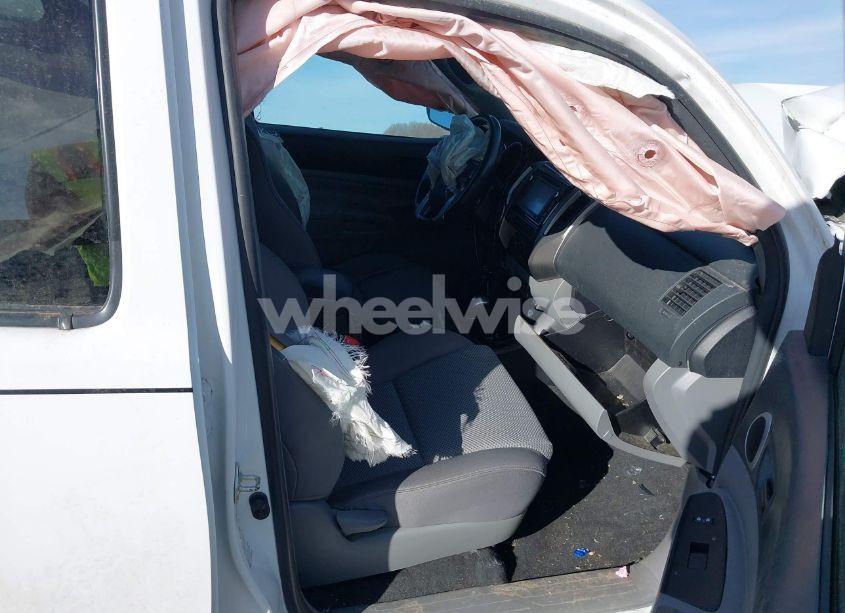 Photo 5 of 2015 Toyota Tacoma BASE V6 (VIN 3TMLU4EN8FM184297)