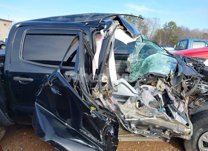 Photo 13 of 2015 Toyota Tacoma BASE V6 (VIN 3TMLU4EN8FM195249)