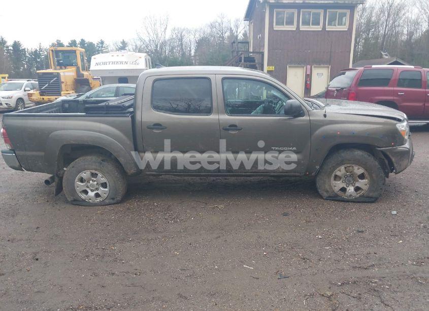 Photo 13 of 2015 Toyota Tacoma BASE V6 (VIN 3TMLU4EN8FM201891)