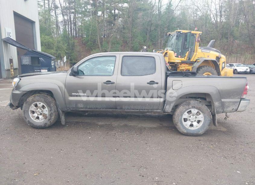 Photo 14 of 2015 Toyota Tacoma BASE V6 (VIN 3TMLU4EN8FM201891)