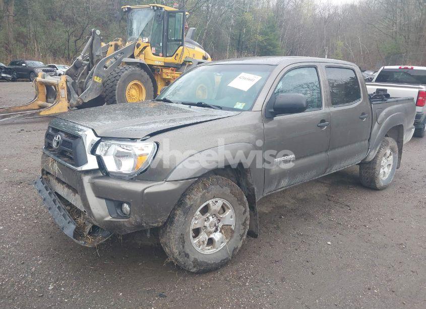 Photo 2 of 2015 Toyota Tacoma BASE V6 (VIN 3TMLU4EN8FM201891)
