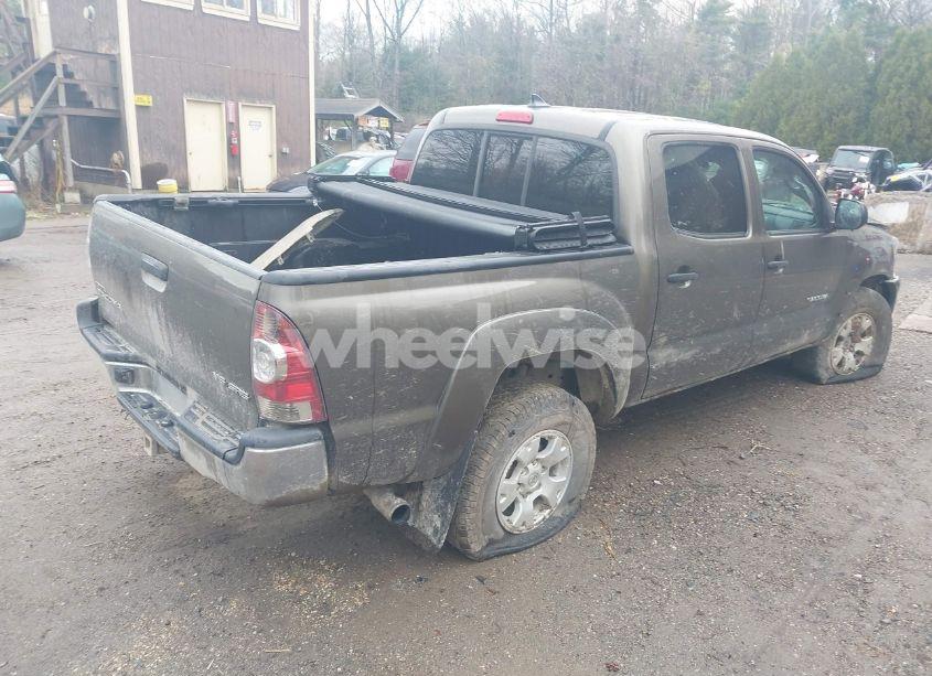 Photo 4 of 2015 Toyota Tacoma BASE V6 (VIN 3TMLU4EN8FM201891)