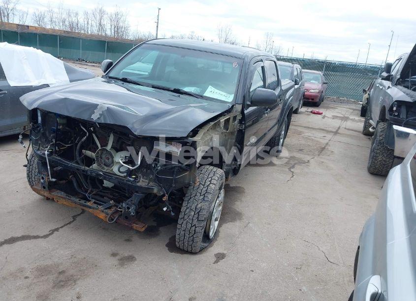Photo 2 of 2015 Toyota Tacoma BASE V6 (VIN 3TMLU4EN9FM178959)