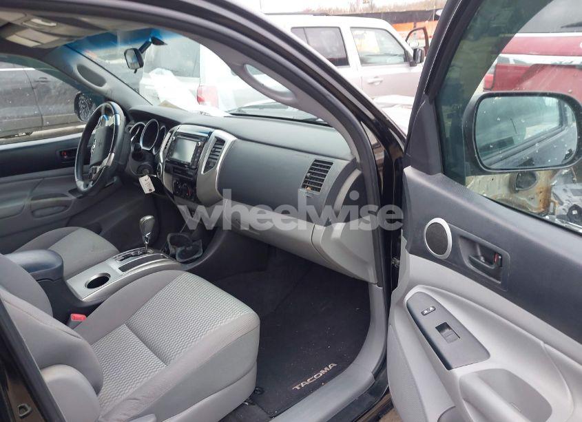 Photo 5 of 2015 Toyota Tacoma BASE V6 (VIN 3TMLU4EN9FM178959)