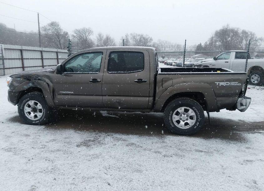 Photo 14 of 2013 Toyota Tacoma DOUBLE CAB (VIN 3TMLU4ENXDM114703)