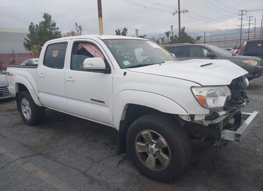 2015 Toyota Tacoma DOUBLE CAB/TRD PRO (VIN 3TMLU4ENXFM170742) main photo
