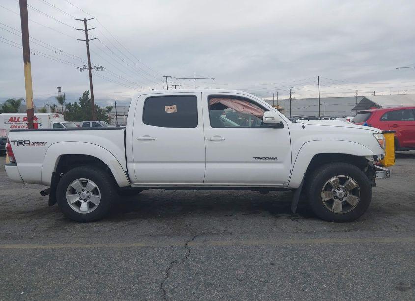 Photo 13 of 2015 Toyota Tacoma DOUBLE CAB/TRD PRO (VIN 3TMLU4ENXFM170742)