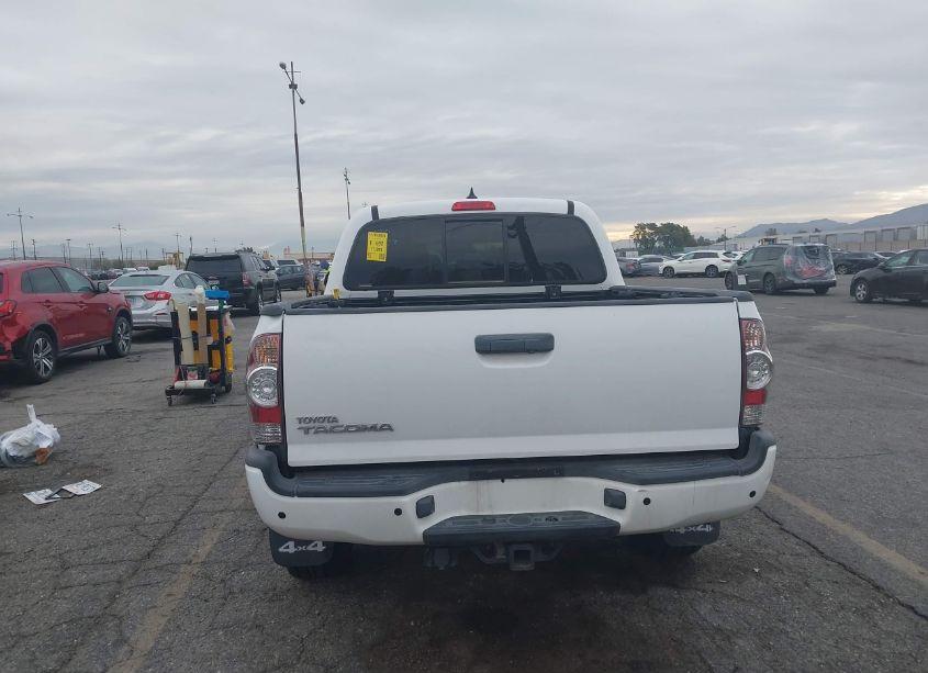 Photo 16 of 2015 Toyota Tacoma DOUBLE CAB/TRD PRO (VIN 3TMLU4ENXFM170742)
