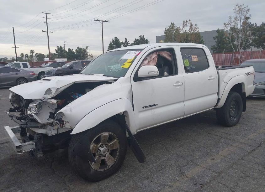 Photo 2 of 2015 Toyota Tacoma DOUBLE CAB/TRD PRO (VIN 3TMLU4ENXFM170742)