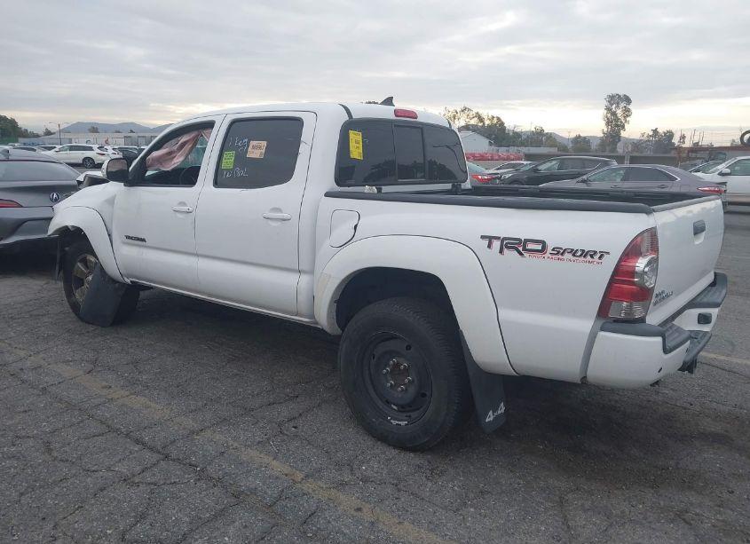Photo 3 of 2015 Toyota Tacoma DOUBLE CAB/TRD PRO (VIN 3TMLU4ENXFM170742)