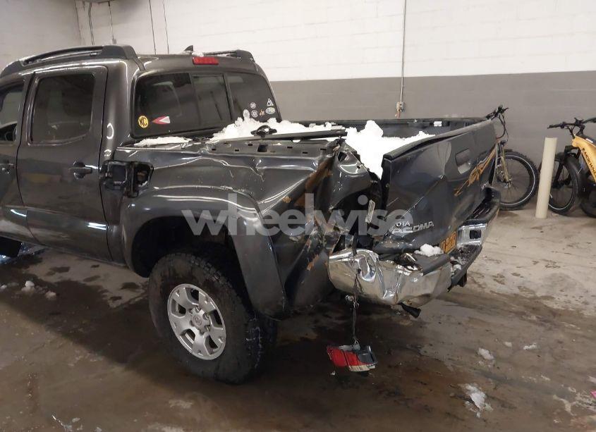 Photo 12 of 2015 Toyota Tacoma BASE V6 (VIN 3TMLU4ENXFM171728)