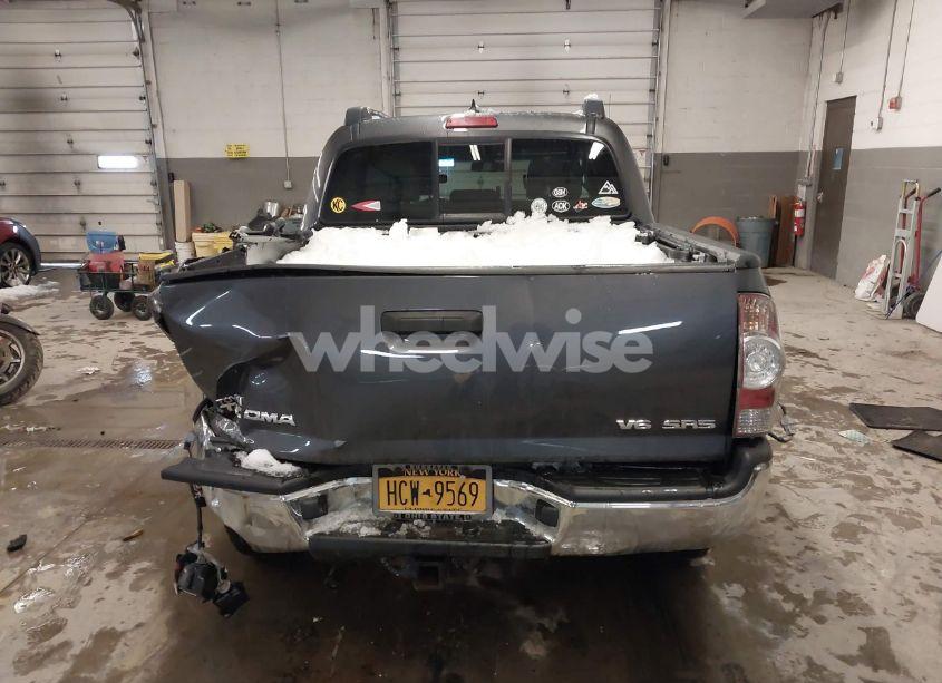 Photo 17 of 2015 Toyota Tacoma BASE V6 (VIN 3TMLU4ENXFM171728)