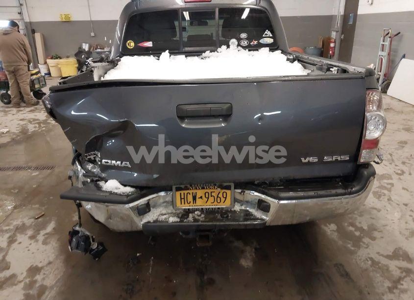 Photo 18 of 2015 Toyota Tacoma BASE V6 (VIN 3TMLU4ENXFM171728)