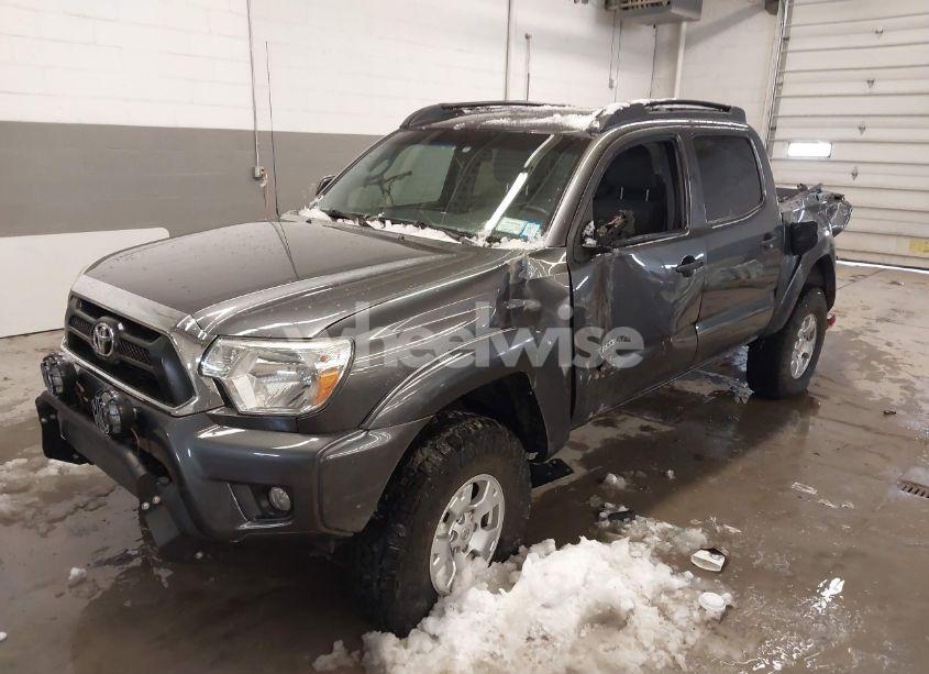 Photo 2 of 2015 Toyota Tacoma BASE V6 (VIN 3TMLU4ENXFM171728)
