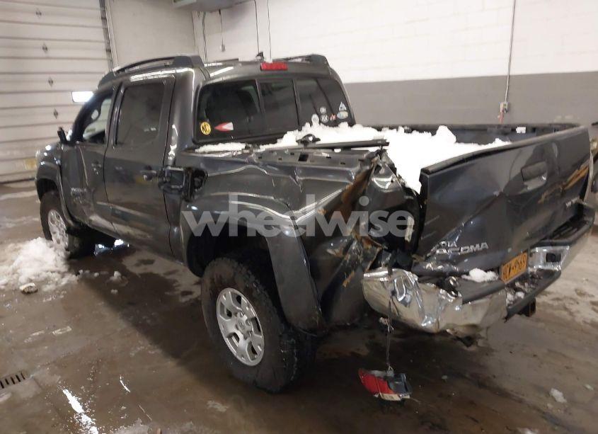 Photo 3 of 2015 Toyota Tacoma BASE V6 (VIN 3TMLU4ENXFM171728)