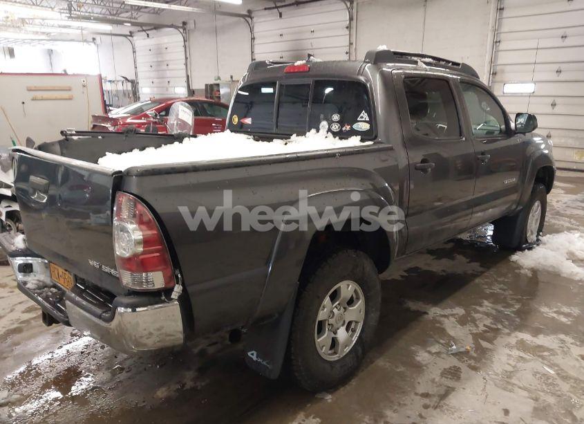 Photo 4 of 2015 Toyota Tacoma BASE V6 (VIN 3TMLU4ENXFM171728)